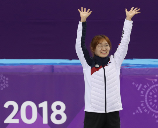 [올림픽] 환하게 웃는 최민정   17일 강원 강릉 아이스아레나에서 열린 2018평창동계올림픽 쇼트트랙 여자 1,500m 결승전에서 금메달을 획득한 최민정이 기뻐하고 있다. 2018.2.17